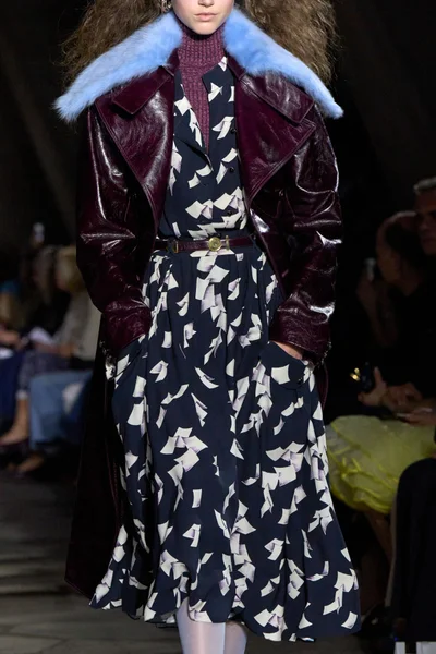 Look 16